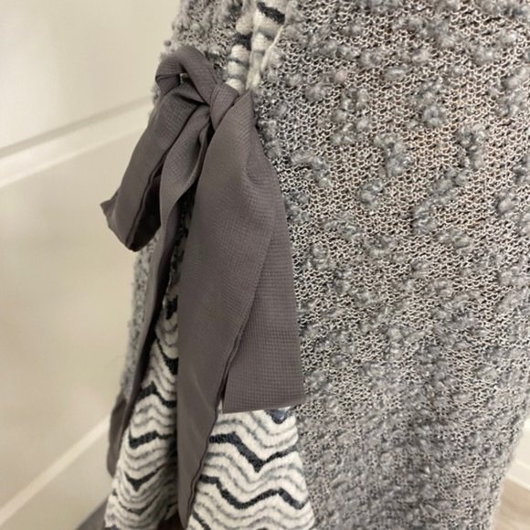 Altard State Textured Gray Ruffle Hem Tunic Top. Medium. - Picture 8 of 16